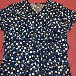 Large blue daisies scrub top